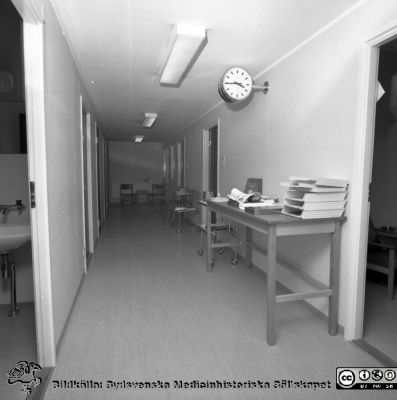 Korridor  i 1969 års barack på öronkliniken på Malmö Allmänna Sjukhus 
Pärm negativ MAS 1972-1977. Från fotograf Björn Henrikssons samling. Omärkt bild, öronkliniken Malmö Allmänna Sjukhus. Korridor. Från negativ
Nyckelord: UMAS;MAS;Malmö;Allmänna;Sjukhus;Öron;Öronklinik;ÖNH;Oto-rhino-laryngologi