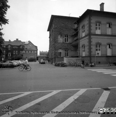 Öronkliniken i Malmö strax innan flytten till Långa Raden
Pärm negativ MAS 1972-1977. Från fotograf Björn Henrikssons samling. Öron klin. Gamla lokaler. Exteriör västerifrån. Till vänster byggnaden för delar av sjukhusets administration, för tryckeriverkstaden och för ÖNH-polikliniken. Till höger gamla ÖNH-byggnaden, senare yrkesmedicin och AFI (avd för informationsteknologi).  Från negativ
Nyckelord: UMAS;MAS;Malmö;Allmänna;Sjukhus;Öron;Öron;ÖNH;Oto-rhino-laryngologi