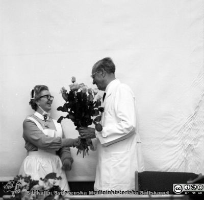 Professor Jan Waldenström avtackas i aulan på Malmö Allmänna Sjukhus 9/6 1972
Pärm negativ MAS 1972-1977. Från fotograf Björn Henrikssons samling. Prof. Waldenström, 9/6-72, avtackas. Från negativ
Nyckelord: UMAS;MAS;Malmö;Allmänna;Sjukhus;Medicin;Aula;Avtackning