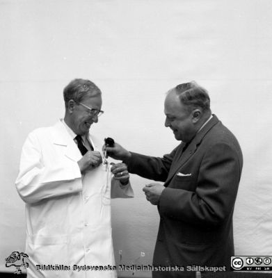 Professor Jan Waldenström avtackas i aulan på Malmö Allmänna Sjukhus 9/6 1972
Pärm negativ MAS 1972-1977. Från fotograf Björn Henrikssons samling. Prof. Waldenström, 9/6-72. Jan Waldenström avtackas av Sven-Erik Björkman. Från negativ
Nyckelord: UMAS;MAS;Malmö;Allmänna;Sjukhus;Medicin;Avtackning
