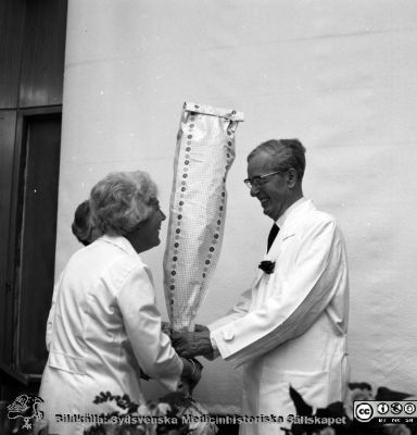 Professor Jan Waldenström avtackas i aulan på Malmö Allmänna Sjukhus 9/6 1972
Pärm negativ MAS 1972-1977. Från fotograf Björn Henrikssons samling. Prof. Waldenström, 9/6-72, avtackas. Från negativ
Nyckelord: UMAS;MAS;Malmö;Allmänna;Sjukhus;Medicin;Aula;Avtackning