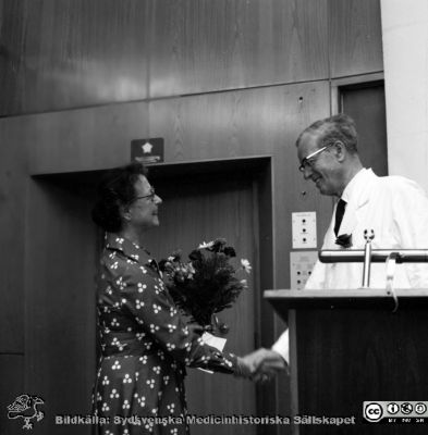 Professor Jan Waldenström avtackas i aulan på Malmö Allmänna Sjukhus 9/6 1972
Pärm negativ MAS 1972-1977. Från fotograf Björn Henrikssons samling. Prof. Waldenström, 9/6-72, avtackas. Från negativ
Nyckelord: UMAS;MAS;Malmö;Allmänna;Sjukhus;Medicin;Aula;Avtackning