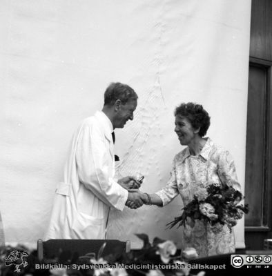 Professor Jan Waldenström avtackas i aulan på Malmö Allmänna Sjukhus 9/6 1972
Pärm negativ MAS 1972-1977. Från fotograf Björn Henrikssons samling. Prof. Waldenström, 9/6-72, avtackas. Från negativ
Nyckelord: UMAS;MAS;Malmö;Allmänna;Sjukhus;Medicin;Aula;Avtackning