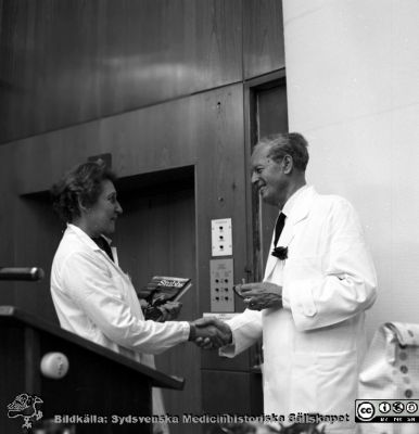 Professor Jan Waldenströms avskedsföreläsning i aulan på Malmö Allmänna Sjukhus 9/6 1972
Pärm negativ MAS 1972-1977. Från fotograf Björn Henrikssons samling. Prof. Waldenström, 9/6-72, avtackas. Från negativ
Nyckelord: UMAS;MAS;MalmöAllmänna;Sjukhus;Medicin;Aula;Avtackning
