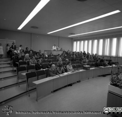 Bakteriologikongress i Malmö 1972
Pärm negativ MAS 1972-1977. Från fotograf Björn Henrikssons samling. Prof. Winblad, kongress, 10/4-72. Patologens föreläsningssal. Kaj Renmarker på 3 bänkraden, andra från höger. Från negativ
Nyckelord: UMAS;MAS;Malmö;Allmänna;Sjukhus;Bakteriologi;Kongress