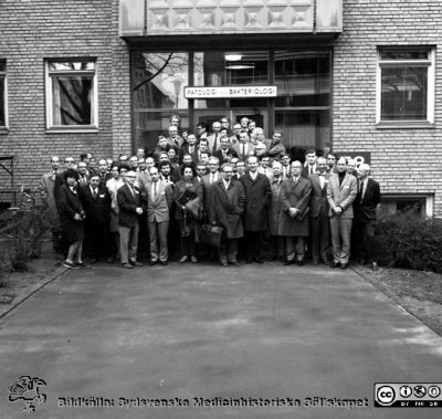 Bakteriologikongress i Malmö 1972
Pärm negativ MAS 1972-1977. Från fotograf Björn Henrikssons samling. Prof. Winblad, kongress, 10/4-72. Foto utanför patologi- och bakteriologihuset. Från negativ
Nyckelord: UMAS;MAS;Malmö;Allmänna;Sjukhus;Bakteriologi;Kongress