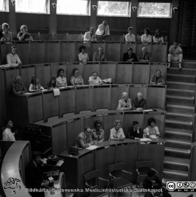  Dr. Klas Burings disputation 28/6-74
Pärm negativ MAS 1972-1977. Från fotograf Björn Henrikssons samling.På gradängens fjärde rad, längst till höger ortopeden Ahlberg. Lars Unander-Scharin, överläk, ortoped.klin. MAS längst till hö i tredje raden och dessutom den kände ortopeden och skidåkaren Nils Westlin vid projektorn. Från negativ
Nyckelord: UMAS;MAS;Malmö;Allmänna;Sjukhus;Disputation;Ortopedi;Aulan