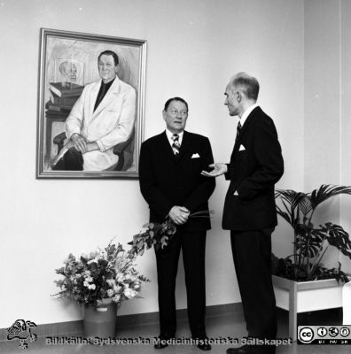 Avgångsparty med professor Karl-Erik Hogeman
Pärm negativ MAS 1972-1977. Från fotograf Björn Henrikssons samling. Prof. Hogeman, avgångsparty, 5/2-75. Karl-Erik Hogeman och Sten Jacobsson. Karl-Erik Hogeman (1907-1984) startade den plastikkirurgiska verksamheten i Malmö 1952, blev överläkare 1955 var därtill klinikchef fram till pensioneringen. Professor vid Malmö Tandläkarhögskola 1973.  Från negativ
Nyckelord: UMAS;MAS;Malmö;Allmänna;Sjukhus;Plastik-kirurgi