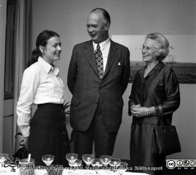 Styresmannen Bengt Willert med hustru på avgångsparty för professor Karl-Erik Hogeman
Pärm negativ MAS 1972-1977. Från fotograf Björn Henrikssons samling. Prof. Hogeman, avgångsparty, 5/2-75.  Från negativ
Nyckelord: UMAS;MAS;Malmö;Allmänna;Sjukhus