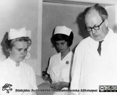 Urologiska kliniken i Göteborg 
Bilder för boken Urologi i Sverige, 1940-1990 av Gustav Giertz. Sid. 173. Hans Ekman går rond på nybildade urologiska kliniken vid Sahlgrenska sjukhuset i Göteborg. Reprofoto
Nyckelord: Urologi