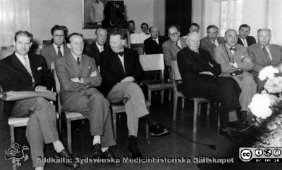 Nordisk urologisk förening diskuteras, Helsingfors, 1956
Bilder för boken Urologi i Sverige, 1940-1990 av Gustav Giertz. Sid. 40.	Främre raden: Giertz, Christoffersen, Leander, ??, Hellström, Tuovinen. Bakre raden: Hjort, Korhonen, Widen, Ekman, Svendsen, Jönsson. Reprofoto
Nyckelord: Urologi;Kongress;Konferens;Möte