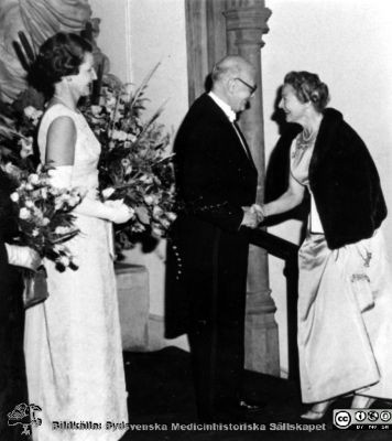 Kongressbankett
Bilder för boken Urologi i Sverige, 1940-1990 av Gustav Giertz. Sid. 74. Londonkongressen 1964. Ulla saluterar presidenten Sir Eric och Lady Riches. (Ulla LIndstedt?). Reprofoto
Nyckelord: Urologi;Konferens;Kongress;Fest