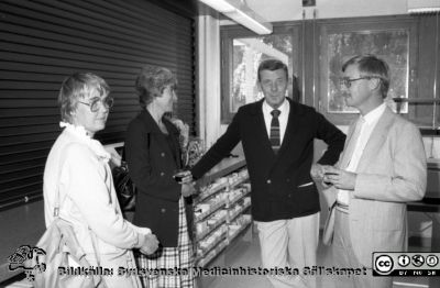 Malmö Allmänna Sjukhus 1983. Invigning av apoteket
Album 1983-1984 i fotograf Björn Henrikssons samling. 83-10871, 1983-10-01. Från vänster: Bodil Magnusson, receptarie, apoteket Vipan, Malmö; Gunilla Lindqvist, apotekschef, apoteket Hägern, Malmö; Sven Forsberg, apotekschef, apoteket Nyponet, Malmö; Bengt Borgelius, apotekschef, apoteket Pantern, Malmö. Från negativ
Nyckelord: UMAS;MAS;Malmö_;Allmänna;Sjukhus;Apotek;Invigning