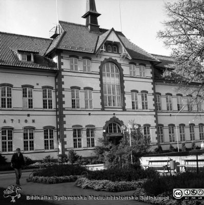 Malmö Allmänna Sjukhus 1983. Administrationsbyggnaden.
Album 1983-1984 i fotograf Björn Henrikssons samling. Påskrift: "Byggnader, MAS, 1983". Visar ursprungliga MAS från 1896, nu administrationsbyggnad. Från negativ
Nyckelord: UMAS;MAS;Malmö_;Allmänna;Sjukhus;Administration