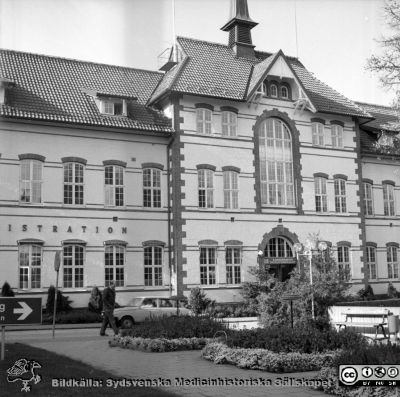 Malmö Allmänna Sjukhus 1983. Administrationsbyggnaden.
Album 1983-1984 i fotograf Björn Henrikssons samling. Påskrift: "Byggnader , MAS, 1983". Visar första huset från 1896, nu administrationsbyggnad. Från negativ
Nyckelord: UMAS;MAS;Malmö_;Allmänna;Sjukhus;Administration