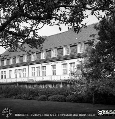 Malmö Allmänna Sjukhus 1983. Flensburgska Barnsjukhuset
Album 1983-1984 i fotograf Björn Henrikssons samling. Byggnader, MAS, 1983. Flensburgska Barnsjukhuset. Från negativ
Nyckelord: UMAS;MAS;Malmö_;Allmänna;Sjukhus;Barnsjukhus;Flensburgska