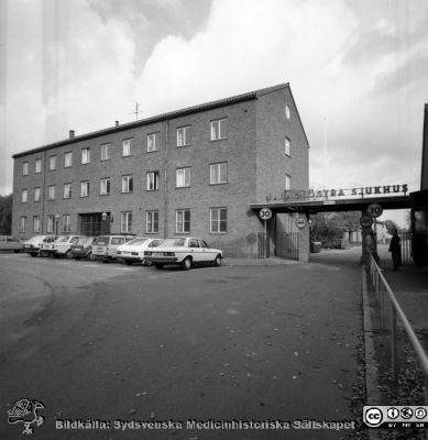 Malmö Östra Sjukhus 1983
Album 1983-1984 i fotograf Björn Henrikssons samling. Byggnader, MAS, 1983. Entrén. Från negativ
Nyckelord: MÖS;Malmö;Östra;Sjukhus;Psykiatri