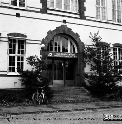 Malmö Allmänna Sjukhus 1983. Administrationsbyggnaden.
Album 1983-1984 i fotograf Björn Henrikssons samling. Byggnader, MAS, 1983. Sjukhuskontor, specialisttandpoliklinik. Ursprungligen första byggnaden på Malmö Allmänna Sjukhus, 1896. Från negativ
Nyckelord: UMAS;MAS;Malmö;Allmänna;Sjukhus;Administration