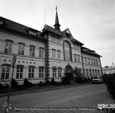 Malmö Allmänna Sjukhus 1983. Administrationsbyggnaden.
Album 1983-1984 i fotograf Björn Henrikssons samling. Byggnader, MAS, 1983. Administration. Från början första byggnaden vid Malmö Allmänna Sjukhus, 1896.  Från negativ
Nyckelord: UMAS;MAS;Malmö_;Allmänna;Sjukhus;Administration;Tandvård;Poliklinik