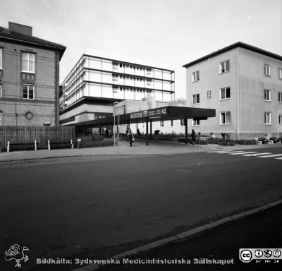 Malmö Allmänna Sjukhus 1983. Kirurgisk klinik, urologisk klinik
Album 1983-1984 i fotograf Björn Henrikssons samling. Byggnader, MAS, 1983. Gamla och nya kirurgiska kliniken, urologisk klinik, gamla röntgen. Från negativ
Nyckelord: UMAS;MAS;Malmö;Allmänna;Sjukhus;Kirurgi;Urologi;Röntgen