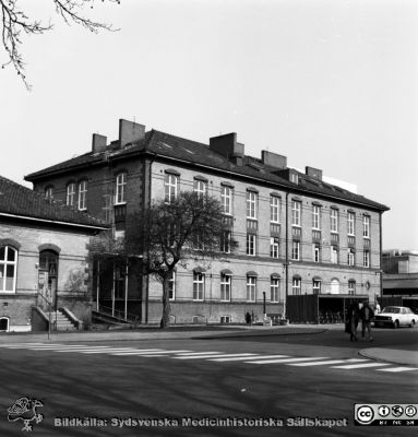 Malmö Allmänna Sjukhus 1984. Kirurgiska klinikens mottagning i huset till vä och vårdavdelrningarna 3A, B, C till höger
Album 1984A i fotograf Björn Henrikssons samling. Malmö Allmänns Sjukhus.  Från negativ
Nyckelord: UMAS;MAS;Malmö_;Allmänna;Sjukhus;Kirurgi;Poliklinik;Mottagning;Vårdavdelningar