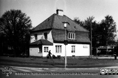 Malmö Allmänna Sjukhus. Avdelningen för barnpsykiatri, byggd 1913, riven 1977. 
Album 1984B i fotograf Björn Henrikssons samling. Byggnader, MAS, 1984. Enl Olle Lundskogs album byggnad 130, . Från repronegativ.
Nyckelord: UMAS;MAS;Malmö_;Allmänna;Sjukhus;Barnpsykiatri