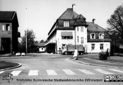 Malmö Allmänna Sjukhus. Flensburgska barnsjukhuset
Album 1984B i fotograf Björn Henrikssons samling. Byggnader, MAS, 1984. Byggnad 131, Flensburgska barnsjukhuset, ("Flens"), barnklinik, uppfört 1913. Från negativ.
Nyckelord: UMAS;MAS;Malmö_;Allmänna;Sjukhus;Barnsjukhus;Barnklinik;Flensburgska