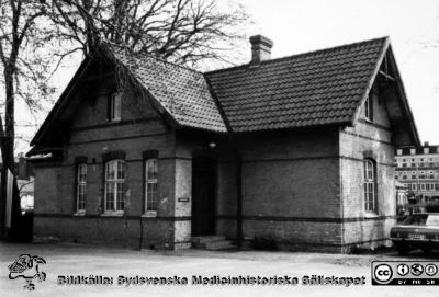 Malmö Allmänna Sjukhus. Fd verkstadskontoret, rivet 1977
Album 1984B i fotograf Björn Henrikssons samling. Byggnader, MAS, 1984. Enligt Olle Lundskogs album byggnad 6, uppförd 1896, riven 1977. Fd verkstadskontoret. Från repronegativ
Nyckelord: UMAS;MAS;Malmö_;Allmänna;Sjukhus;Verkstad;Kontor;Administration