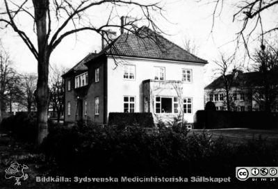 Malmö Allmänna Sjukhus. Byggnad 11, Ljungdahlska villan. Sedermera styresmannavilla och hemvårdscentral. 
Album 1984B i fotograf Björn Henrikssons samling. Byggnader, MAS, 1984. Riven i början av 1980-talet. Från repronegativ.
Nyckelord: UMAS;MAS;Malmö_;Allmänna;Sjukhus;Överläkarvilla