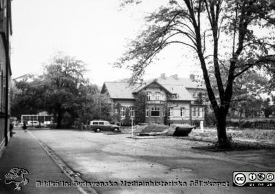 Malmö Allmänna Sjukhus. Byggnad 5, Löfbergska villan. Sedermera daghem
Album 1984B i fotograf Björn Henrikssons samling. Byggnader, MAS, 1984. Riven före 1980-talet. Från repronegativ
Nyckelord: UMAS;MAS;Malmö_;Allmänna;Sjukhus;Överläkarvilla