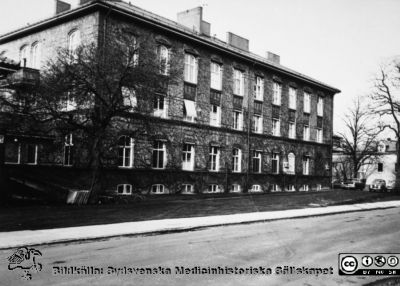 Malmö Allmänna Sjukhus 1984. Kirurgiska kliniken med operationsavdelning
Album 1984B i fotograf Björn Henrikssons samling. Byggnader, MAS, 1984. Enligt Olle Lundskogs album byggnad 21, uppförd 1913. Bilarnas utseende talar för foto tidigast på 1960-talet. Från repronegativ
Nyckelord: UMAS;MAS;Malmö_;Allmänna;Sjukhus;Kirurgi
