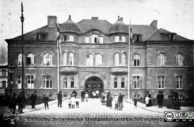 Malmö Allmänna Sjukhus. Entréhuset från början av 1900-talet.
Album 1984B i fotograf Björn Henrikssons samling. Byggnader, MAS, 1984. Enligt Olle Lundskogs album entréhuset, byggt 1907. Foto i början av 1900-talet. Sedermera öronmottagning och kontorsbyggnad. Från repronegativ
Nyckelord: UMAS;MAS;Malmö_;Allmänna;Sjukhus;Administation;Entré;Öron;ÖNH;Oto-rhino-laryngologi