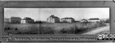 Malmö Allmänna Sjukhus. Reprofoto av tavla med fotomontage över MAS från 1914. 
Album MAS 1987A i fotograf Björn Henrikssons samling. Reprofoto av tavla med fotomontage över MAS från 1914. Påskrift: "Gamla epidemisjukhusets omr. 1914 (byggd 1908). Överl. Ebbe Petrén 08-42". Foto R Küller Malmö. 
Nyckelord: UMAS;MAS;Malmö;Allmänna;Sjukhus;Flensburgska;Barnsjukhus;Infektion;Epidemi;Medicin;Internmedicin;Överläkarvilla;Alkohol;Missbruk