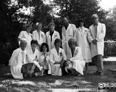 Malmö Allmänna Sjukhus 1987. Personal på neurologiska kliniken
Album MAS 1987B i fotograf Björn Henrikssons samling. 87.09.09. Neurologens personal. Stående, från vänster: Irene Schultz (undersk.), Sin Nilsson (kurator), Astrid Gustavs (undersk.), Bengt Hindfelt (läkare), Margareta Ståhl (sekr), Kjeld Hougaard (läkare). Knästående, fr vä: Kerstin Stockum (sekr), Gunvor Sörensson-Ström (avd.-fÃöest.), Mercedez Aquado (läkare), Catarina Johnsson (sekr), Irena Westergren (läkare).  Från negativ.
Nyckelord: UMAS;MAS;MalmÃ¶_;AllmÃ¤nna;Sjukhus;Neurologi;Personal