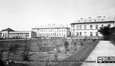 Malmö Allmänna Sjukhus i början på 1900-talet. Tuberkulosavdelningen och avdelningen för sinnessjuka.
Album 1988B i lasarettsfotograf Björn Henrikssons samling. Reprofoto (juni 1988) av bilder från gamla MAS. T.v. tuberkulosavdelningens ligghall, i mitten tuberkulosavdelning 6 och till höger sinnessjukavdelning (V). Foto från söder, Küller, under 1900-talets första decennier. Från repronegativ, samma som SMHS8216_000-01.
Nyckelord: UMAS;MAS;Malmö_;Allmänna;Sjukhus;TBC;Tuberkulos;Ligghall;Psykiatri