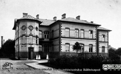 Malmö Allmänna Sjukhus i början på 1900-talet. Avd VII (urspr. Barnbördsavd., BB, senare öronklinik). 
Album 1988B i lasarettsfotograf Björn Henrikssons samling. Gamla MAS, interiröer och byggnader. Fasad mot norr. Foto från 1900-talets första halva. Från 35 mm repronegativ
Nyckelord: UMAS;MAS;Malmö;Allmänna;Sjukhus;Barnbördsavdelning;BB;Öron;Klinik;ÖNH