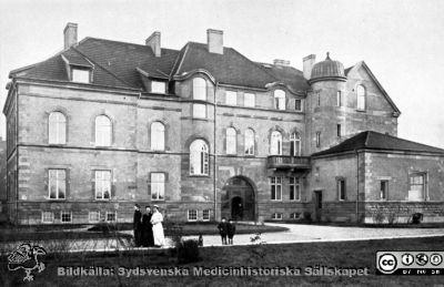 Malmö Allmänna Sjukhus i början på 1900-talet. Entré- och administrationsbyggnaden från väster Inifrån sjukhusområdet)
Album 1988B i fotograf Björn Henrikssons samling. Gamla MAS, interiörer och byggnader. Entréhusets baksida (västerfasad). Från 35 mm repronegativ
Nyckelord: UMAS;Malmö;Allmänna;Sjukhus;Administration