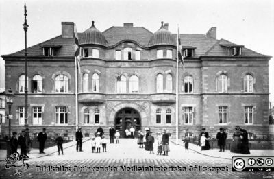 Malmö Allmänna Sjukhus i början på 1900-talet. Entré- och administrationsbyggnaden
Album 1988B i fotograf Björn Henrikssons samling. Gamla MAS, interiörer och byggnader. Entréhusets framsida (österfasad). Från 35 mm repronegativ
Nyckelord: UMAS;MAS;Malmö_;Allmänna;Sjukhus;Entré;Administration