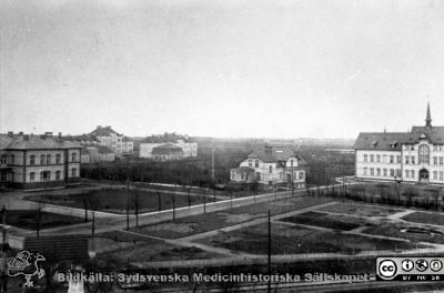 Maölmö Allmänna Sjukhus i början på 1900-talet
Album 1988B i fotograf Björn Henrikssons samling. Gamla MAS, interiörer och byggnader. Längst till vä öronkliniken. Sedan infektionskliniken (flera byggnader), överläkarvilla, 1896 års sjukhus (med spira). Foto i början av 1900-talet. Från 35 mm repronegativ
Nyckelord: UMAS;MAS;Malmö;Allmänna;Sjukhus