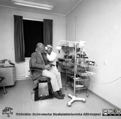 Malmö Allmänna Sjukhus 1972. Öronmottagning i klinikens barack
Album 1967-1972 i fotograf Björn Henrikssons samling.  Öron klin. Gamla lokaler, 7209. Nils-Gunnar Toremalm undersöker en patient på mottagningen i öronklinikens barack. Från negativ.
Nyckelord: UMAS;MAS;Malmö;Allmänna;Sjukhus;Öron;Öron-Näsa-Hals;ÖNH;Oto-Rhino-Laryngologi