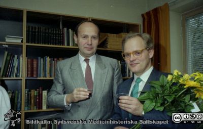 Malmö Allmänna Sjukhus 1989. Respondenten, Saemundur Gudmunsson tillsammans med handledaren, Karel Marsal, vid en disputation på kvinnokliniken
Album MAS 1989 C  i fotograf Björn Henrikssons samling. KK, disputation, Saemundur Gudmundsson. 890407. Karel Marsal (handledare) med disputanden. Från negativ.
Nyckelord: MAS;UMAS;Malmö_;Allmänna;Sjukhus;KK;Kvinnoklinik;Gynekologi;Ultraljud