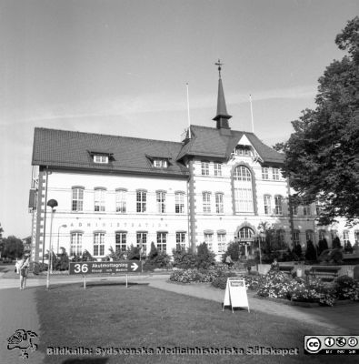 Malmö Allmänna Sjukhus 1990. Administrationsbyggnaden med sjukhuskontor och specialisttandpoliklinik
Album 1990 A i fotograf Björn Henrikssons samling. Adminstrationsbyggnaden, sjukhuskontor och specialisttandpoliklinik. Malmö Allmänna Sjukhus. Ursprungligen huvudbyggnad i sjukhuset när det byggdes år 1896. Från negativ.
Nyckelord: UMAS;MAS;Malmö_;Allmänna;Sjukhus;Administration;Sjukhuskontor;Specialisttandpoliklinik.