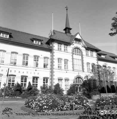 Malmö Allmänna Sjukhus 1990. Administrationsbyggnaden med sjukhuskontor och specialisttandpoliklinik
Album 1990 A i fotograf Björn Henrikssons samling. Adminstrationsbyggnaden, sjukhuskontor och specialisttandpoliklinik. Malmö Allmänna Sjukhus. Ursprungligen huvudbyggnad i sjukhuset när det byggdes år 1896. Från negativ.
Nyckelord: UMAS;MAS;Malmö_;Allmänna;Sjukhus;Administration;Sjukhuskontor;Specialisttandpoliklinik.