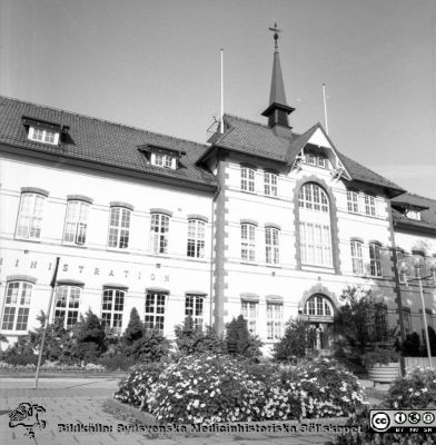 Malmö Allmänna Sjukhus 1990. Administrationsbyggnaden med sjukhuskontor och specialisttandpoliklinik
Album 1990 A i fotograf Björn Henrikssons samling. Adminstrationsbyggnaden, sjukhuskontor och specialisttandpoliklinik. Malmö Allmänna Sjukhus. Ursprungligen huvudbyggnad i sjukhuset när det byggdes år 1896. Från negativ.
Nyckelord: UMAS;MAS;Malmö_;Allmänna;Sjukhus;Administration;Sjukhuskontor;Specialisttandpoliklinik.