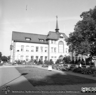 Malmö Allmänna Sjukhus 1990. Administrationsbyggnaden med sjukhuskontor och specialisttandpoliklinik
Album 1990 A i fotograf Björn Henrikssons samling. Adminstrationsbyggnaden, sjukhuskontor och specialisttandpoliklinik. Malmö Allmänna Sjukhus. Ursprungligen huvudbyggnad i sjukhuset när det byggdes år 1896. Från negativ.
Nyckelord: UMAS;MAS;Malmö_;Allmänna;Sjukhus;Administration;Sjukhuskontor;Specialisttandpoliklinik.