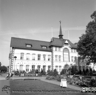 Malmö Allmänna Sjukhus 1990. Administrationsbyggnaden med sjukhuskontor och specialisttandpoliklinik
Album 1990 A i fotograf Björn Henrikssons samling. Adminstrationsbyggnaden, sjukhuskontor och specialisttandpoliklinik. Malmö Allmänna Sjukhus. Ursprungligen huvudbyggnad i sjukhuset när det byggdes år 1896. Från negativ.
Nyckelord: UMAS;MAS;Malmö_;Allmänna;Sjukhus;Administration;Sjukhuskontor;Specialisttandpoliklinik.