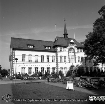 Malmö Allmänna Sjukhus 1990. Administrationsbyggnaden med sjukhuskontor och specialisttandpoliklinik
Album 1990 A i fotograf Björn Henrikssons samling. Adminstrationsbyggnaden, sjukhuskontor och specialisttandpoliklinik. Malmö Allmänna Sjukhus. Ursprungligen huvudbyggnad i sjukhuset när det byggdes år 1896. Från negativ.
Nyckelord: UMAS;MAS;Malmö_;Allmänna;Sjukhus;Administration;Sjukhuskontor;Specialisttandpoliklinik.