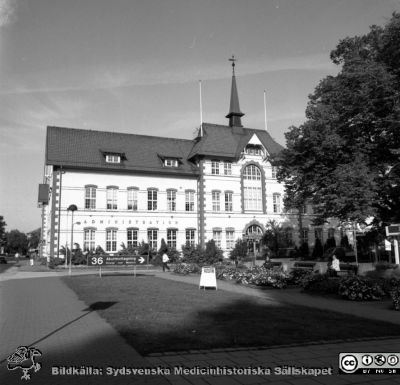 Malmö Allmänna Sjukhus 1990. Administrationsbyggnaden med sjukhuskontor och specialisttandpoliklinik
Album 1990 A i fotograf Björn Henrikssons samling. Adminstrationsbyggnaden, sjukhuskontor och specialisttandpoliklinik. Malmö Allmänna Sjukhus. Ursprungligen huvudbyggnad i sjukhuset när det byggdes år 1896. Från negativ.
Nyckelord: UMAS;MAS;Malmö_;Allmänna;Sjukhus;Administration;Sjukhuskontor;Specialisttandpoliklinik.