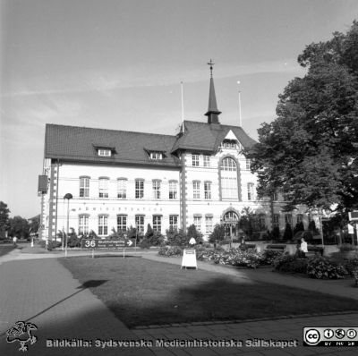 Malmö Allmänna Sjukhus 1990. Administrationsbyggnaden med sjukhuskontor och specialisttandpoliklinik
Album 1990 A i fotograf Björn Henrikssons samling. Adminstrationsbyggnaden, sjukhuskontor och specialisttandpoliklinik. Malmö Allmänna Sjukhus. Ursprungligen huvudbyggnad i sjukhuset när det byggdes år 1896. Från negativ.
Nyckelord: UMAS;MAS;Malmö_;Allmänna;Sjukhus;Administration;Sjukhuskontor;Specialisttandpoliklinik.