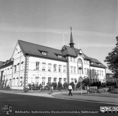Malmö Allmänna Sjukhus 1990. Administrationsbyggnaden med sjukhuskontor och specialisttandpoliklinik
Album 1990 A i fotograf Björn Henrikssons samling. Adminstrationsbyggnaden, sjukhuskontor och specialisttandpoliklinik. Malmö Allmänna Sjukhus. Ursprungligen huvudbyggnad i sjukhuset när det byggdes år 1896. Från negativ.
Nyckelord: UMAS;MAS;Malmö_;Allmänna;Sjukhus;Administration;Sjukhuskontor;Specialisttandpoliklinik.